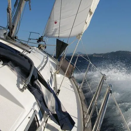 Tekne Bed And Boat Holiday