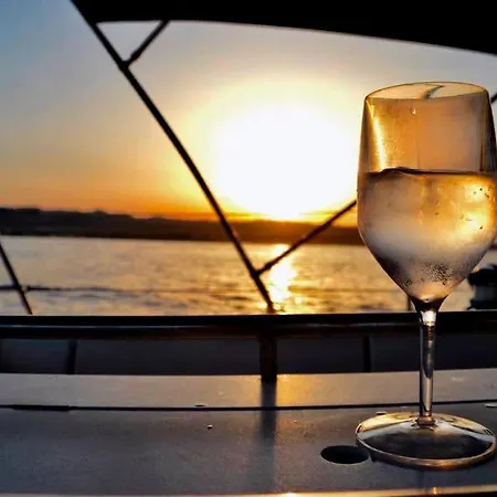 Bed And Boat Holiday Ботель