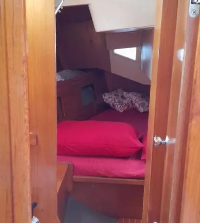 Bed And Boat Holiday Tekne