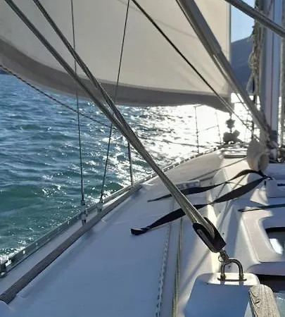 Bed And Boat Holiday Tekne