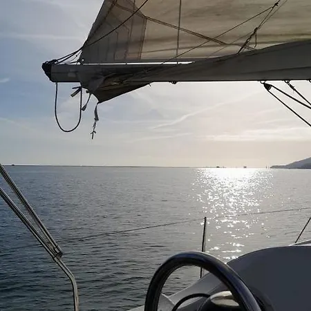 Hotel na wodzie Bed And Boat Holiday
