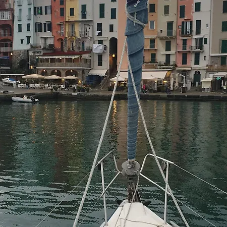 Bed And Boat Holiday Botel *