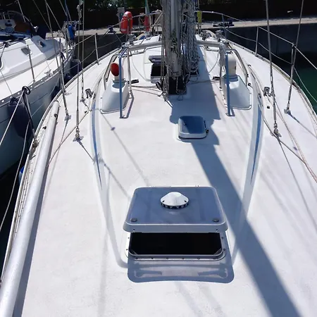 Bed And Boat Holiday *