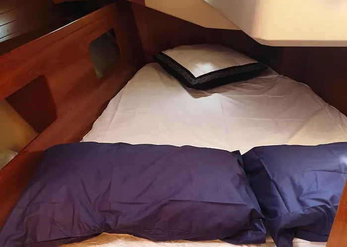 Bed And Boat Holiday Botel