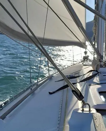 Bed And Boat Holiday Botel