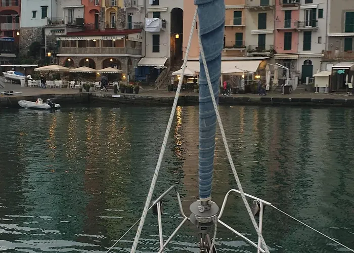 Bed And Boat Holiday Botel *