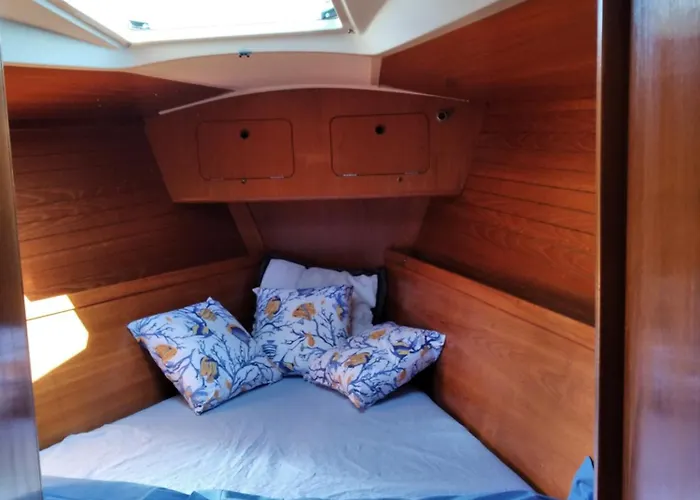 Bed And Boat Holiday Botel